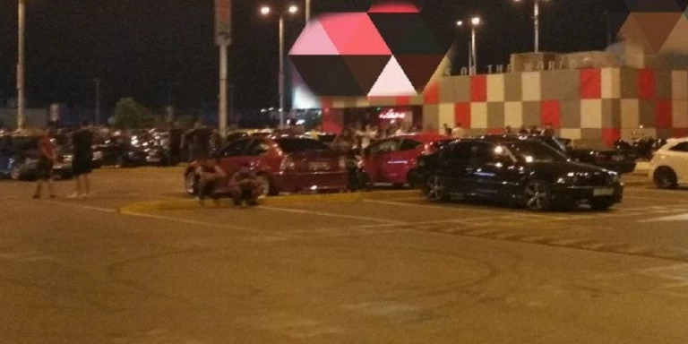 Κόντρες θανάτου στους δρόμους της Θεσσαλονίκης- «Πειραγμένα» αυτοκίνητα και ατυχήματα (εικόνες, βίντεο)